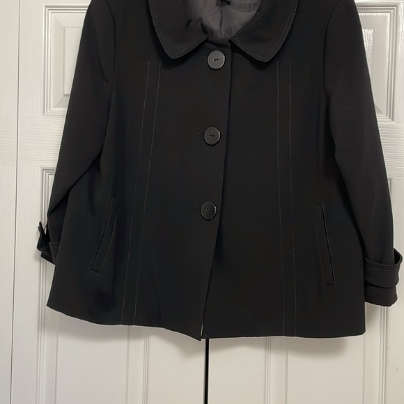 EUC Larry Levine stretch blazer. size 16. Black. Large button tailored details - Picture 3 of 10